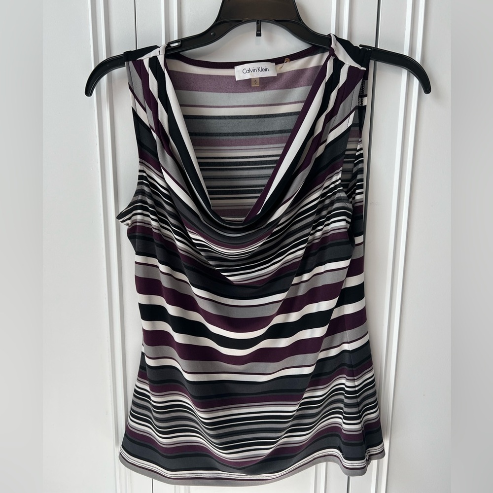 Sleeveless scoop neck blouse.